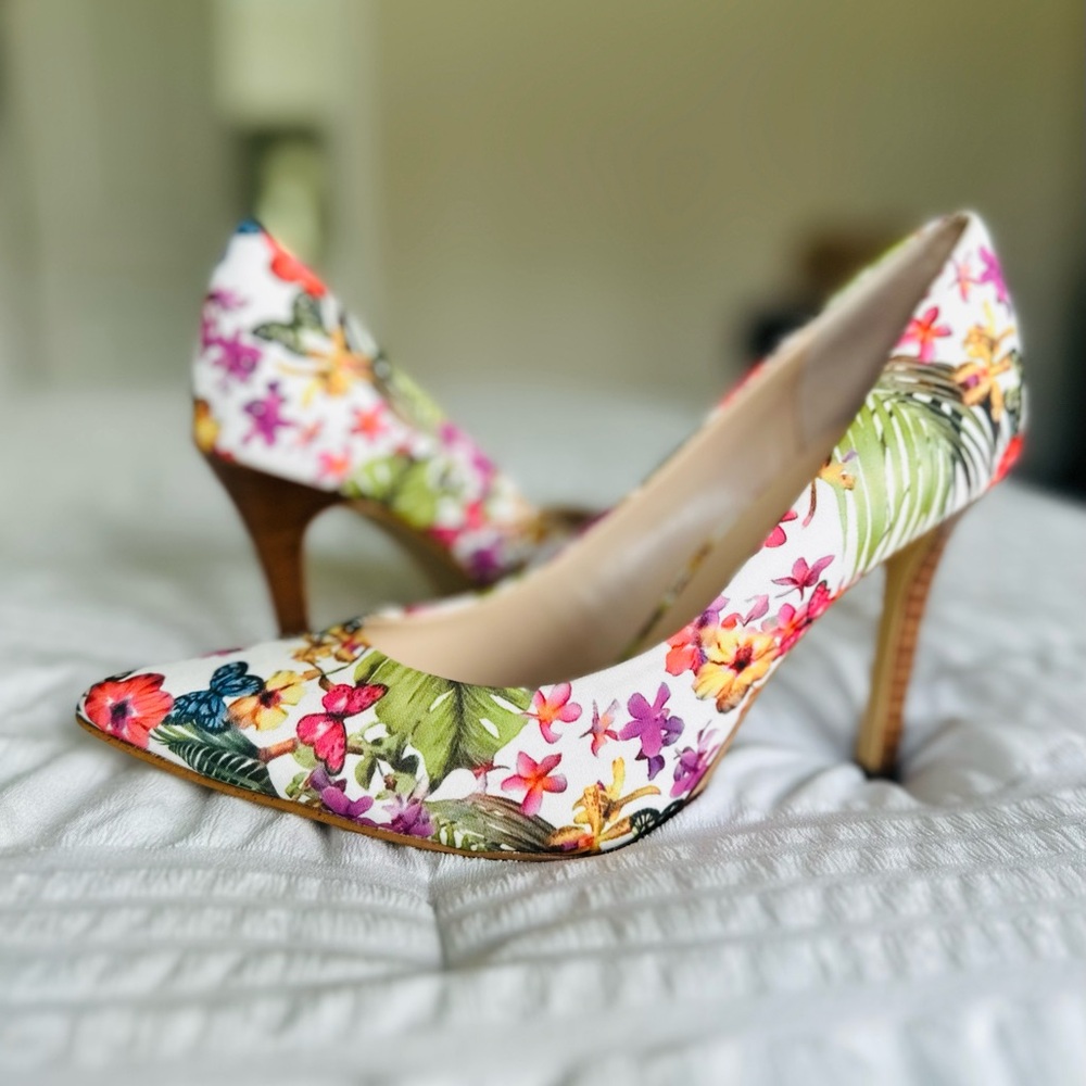 Guess ( Carrie) NEW never worn without box
- Women’s Size 6
- Stiletto 4 inch